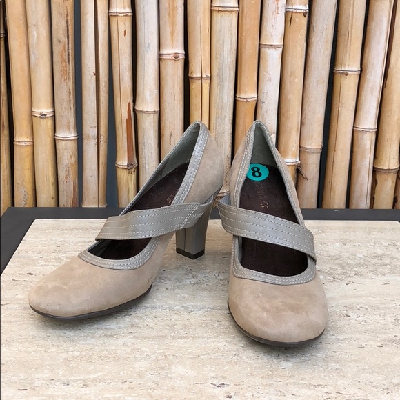 AEROSOLES Shoes - AEROSOLES Tan Suede Mary Jane Shoe size 8